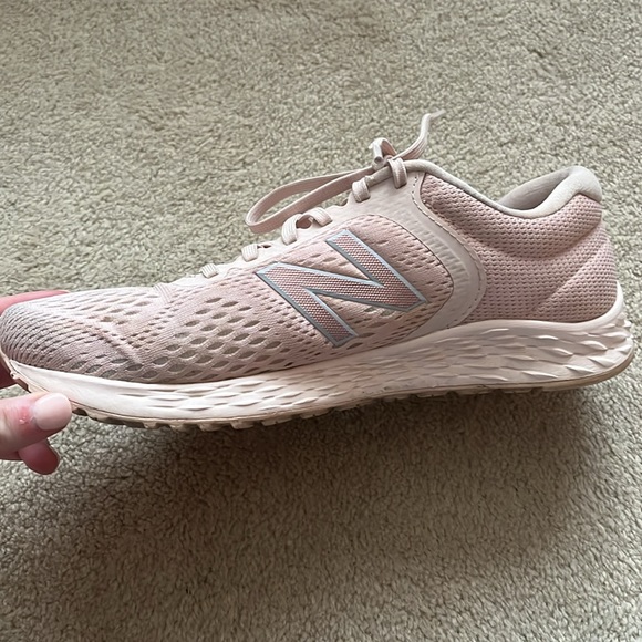 Women’s New Balance Pink Athletic Shoes Size 9 WORN ONCE - Picture 5 of 9